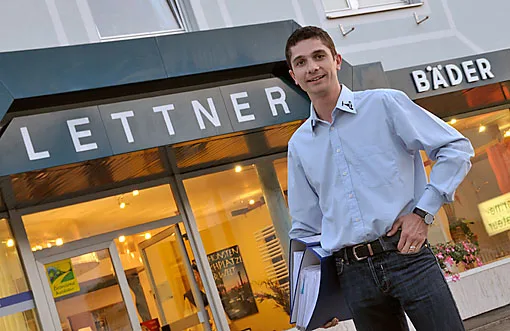 Wolfgang Lettner vor dem Eingang mit dem Schriftzug Lettner Bäder